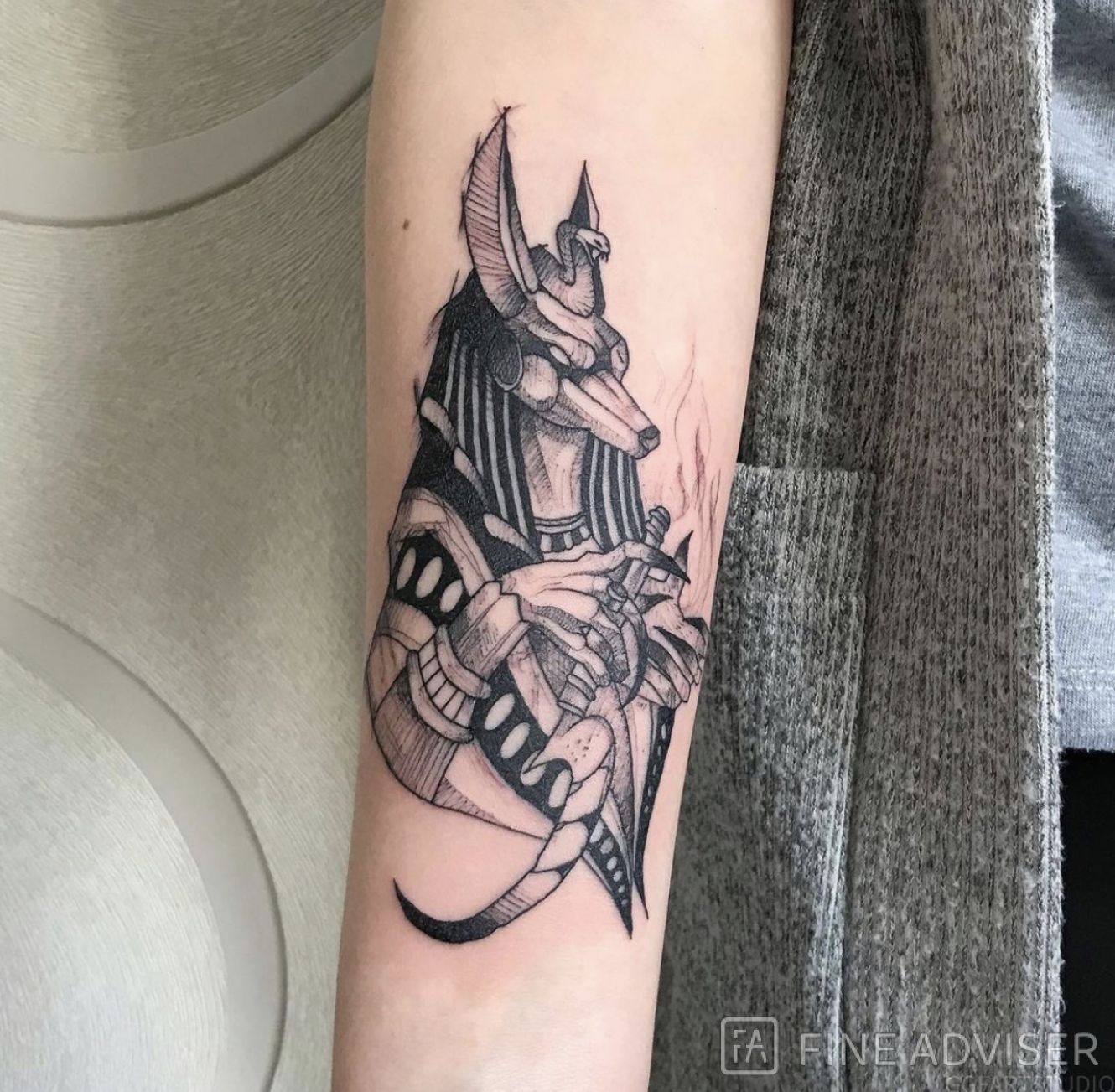 Женская татуировка Анубиса на руке