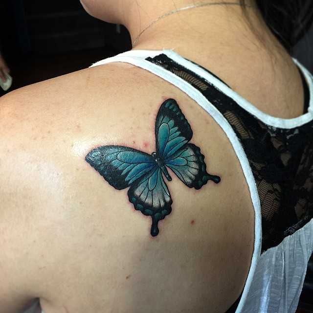 Малышка показала бабочку татуировку