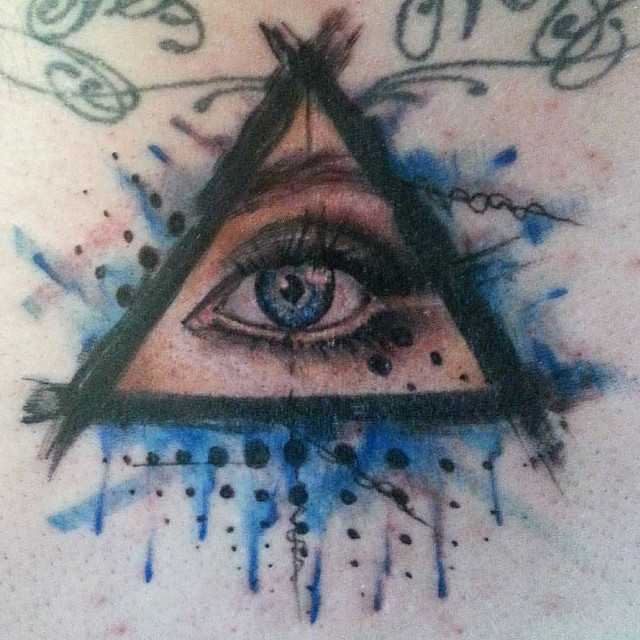 Глаз тату в треугольнике