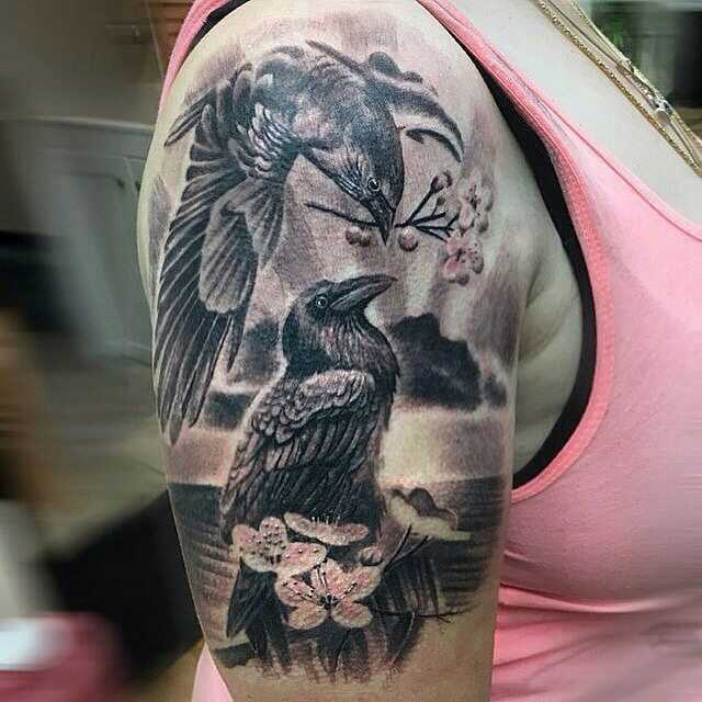  Ворона тату на плече