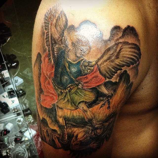 архангел Михаил тату на плече