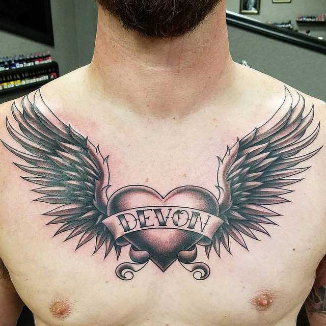 крылья тату на груди