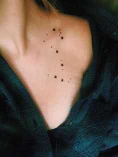 созвездие скорпион тату на груди