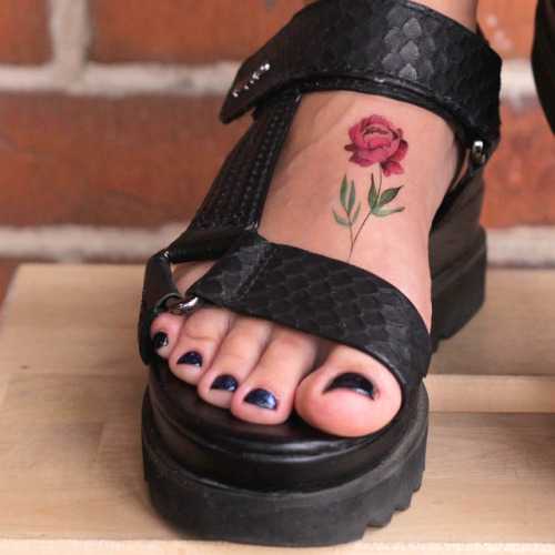 ноге тату цветок