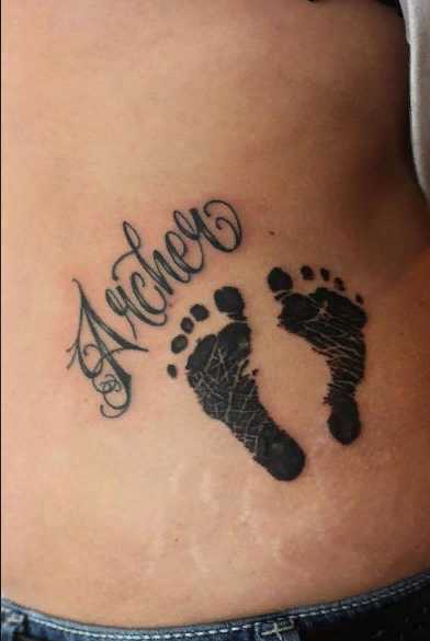 отпечатки ног с именем ребенка тату