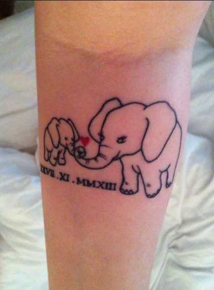 слон и слонёнок с датой тату на руке