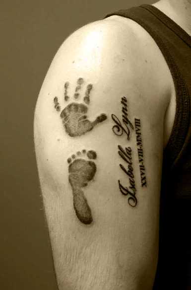 отпечатки руки и ноги с именем ребенка тату на руке
