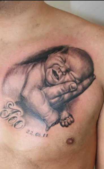 спящий ребенок на руке тату на груди