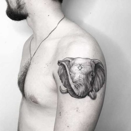 мужчин тату слон плечо