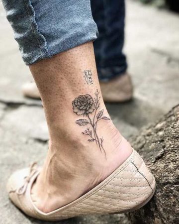 женские тату роза ноге