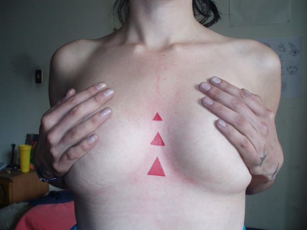Треугольники тату на груди