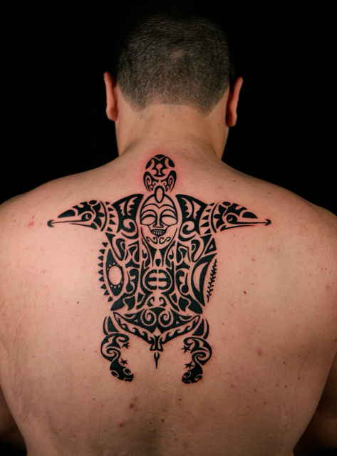 Черепаха, тату на спине, маори