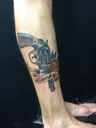 Револьвер тату с надписью