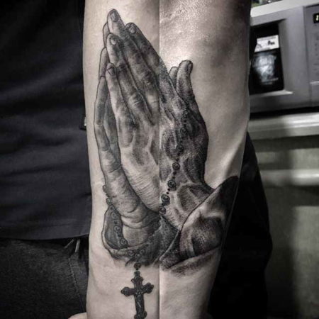 Руки сложенные в молитве тату