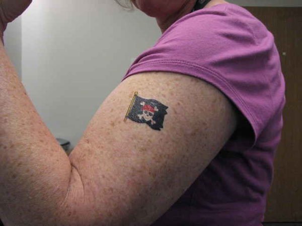 Пиратский флаг тату на руке