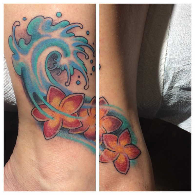Волна и цвета тату на лодыжке