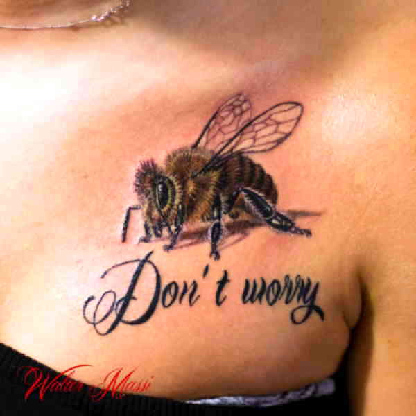 Пчела на груди тату