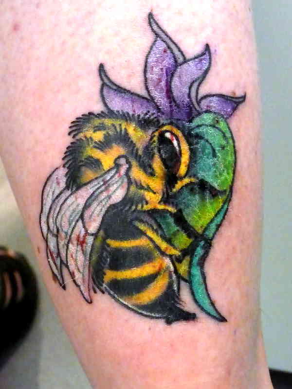 Пчела на цветке тату