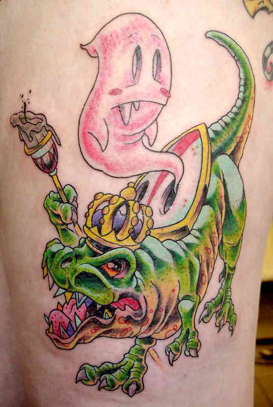 Динозавр в короне и с привидением тату
