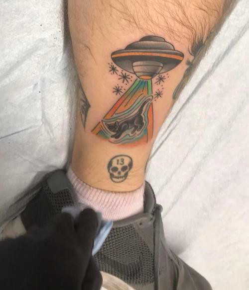 Инопланетянин и НЛО тату на голени