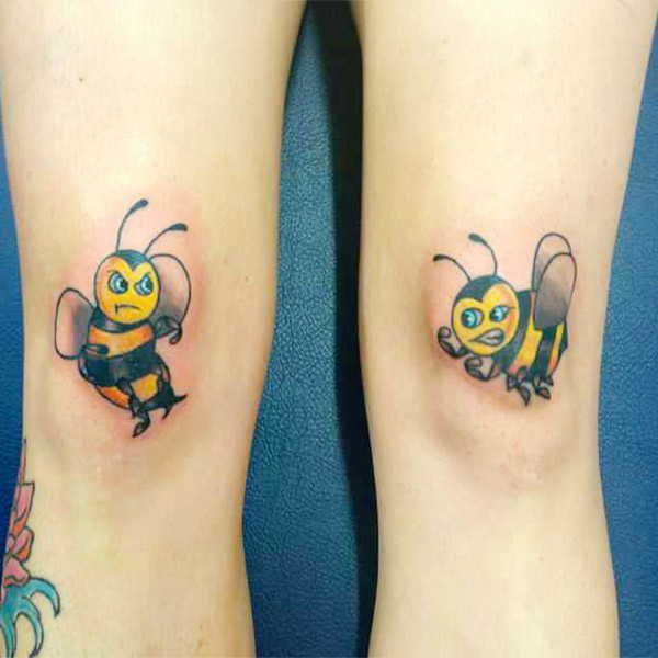 Пчелы тату на коленях