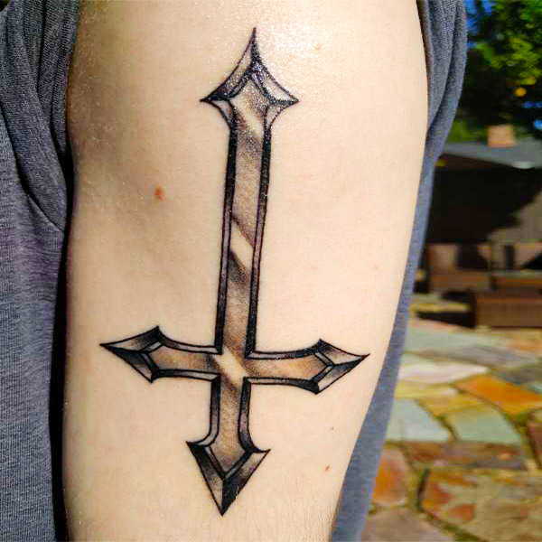 Перевернутый крест на плече тату